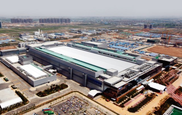 전자동으로 운영되는 중국 시안 삼성전자 반도체공장. [사진 제공 · 삼성전자]