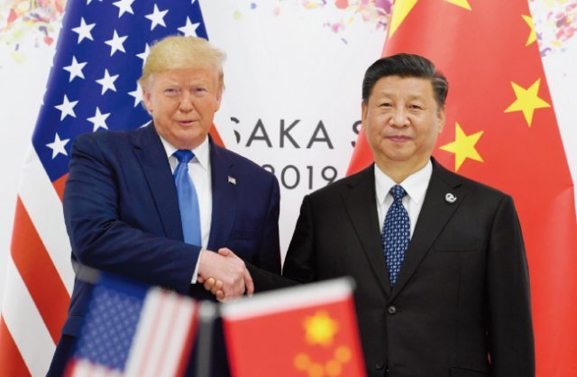 도널드 트럼프 미국 대통령(왼쪽)과 시진핑 중국 국가주석이 6월 29일 오전 일본 오사카에서 비공개 정상회담을 앞두고 악수하고 있다. [AP=뉴시스]