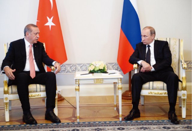 2016년 8월 9일(현지시각) 러시아 상트페테르부르크에서 레제프 타이이프 에르도안 터키 대통령(왼쪽)과 블라디미르 푸틴 러시아 대통령이 정상회담을 하고 있다. [신화=뉴시스]
