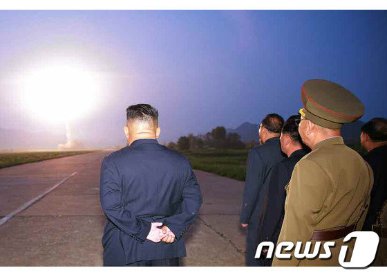 북한 노동당 기관지 노동신문이 7일 공개한 단거리 탄도 미사일의 발사 장면. 신문은 이 미사일이 ‘서부 작전 비행장’에서 발사됐다고 전했다.(노동신문) 2019.08.07.© 뉴스1