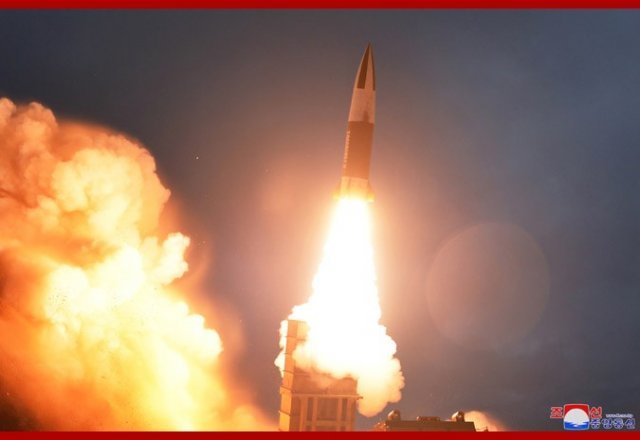 북한 관영 조선중앙통신은 김정은 국무위원장이 새 무기의 시험사격을 지도했다고 11일 보도했다. 조선중앙통신