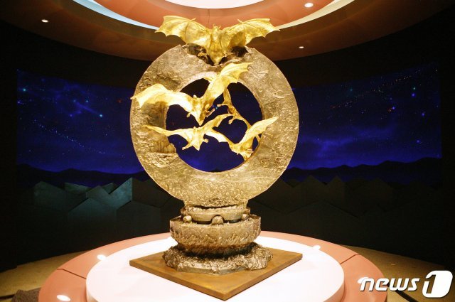 함평 황금박쥐 조형물. 신안군이 이와 유사한 황금바둑판을 제작하려해 논란이다.© News1