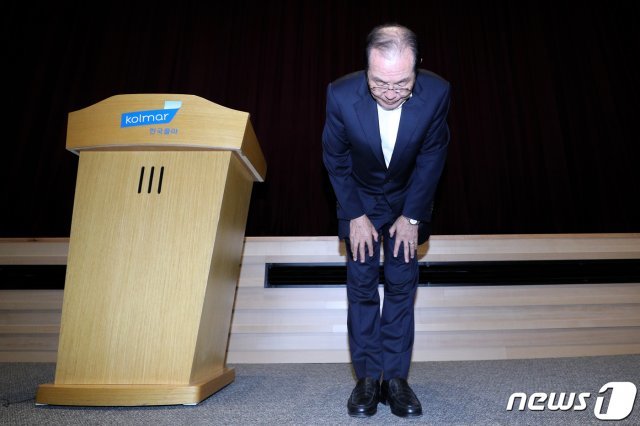 직원 조회에서 여성비하와 막말 유튜브 영상을 틀어 물의를 일으킨 윤동한 한국콜마 회장이 11일 오후 서울 서초구 한국콜마 종합기술원 대강당에서 기자회견을 열고 대국민 사과를 하고 있다. 윤 회장은 이달 7일 임직원 700여명이 참석한 월례조회에서 최근 일본의 수출 규제와 관련해 극보수 성향의 유튜브 영상을 틀어 논란이 됐다. 2019.8.11/뉴스1 © News1