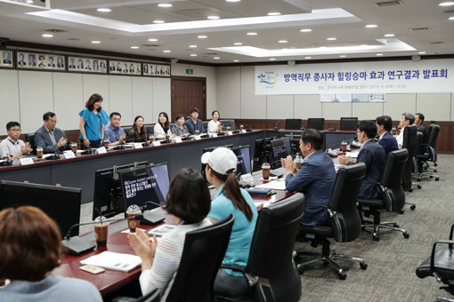 한국마사회는 8월 8일 방역직무 종사자 힐링승마 효과 연구결과를 발표했다. 연구 책임자인 권정이 재활승마학회장이 인사하고 있다.