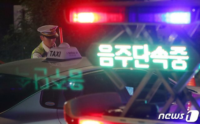 ‘제2윤창호법’ 시행 첫 날인 25일 새벽 서울 마포구 합정역 인근에서 경찰이 음주운전 단속을 하고 있다. 이날 오전 0시부터 개정 도로교통법 시행에 따라 음주운전자에 대한 면허정지는 혈중알코올농도 0.05%에서 0.03%로, 면허취소는 0.10%에서 0.08%로 강화된다. 2019.6.25/뉴스1 © News1