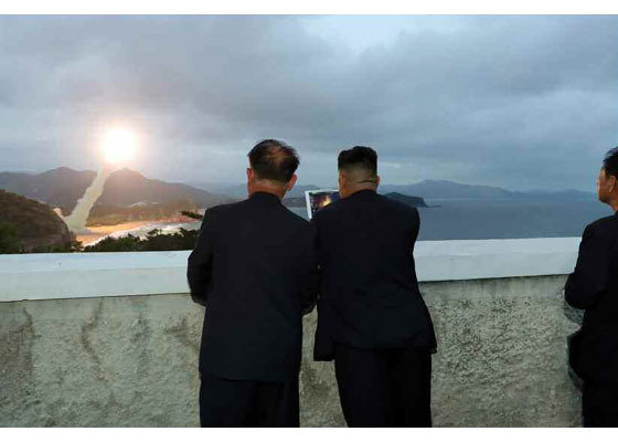 북한 김정은 국무위원장이 지난 10일 “새 무기 시험사격을 지도했다”고 11일 노동신문이 보도했다.(노동신문)