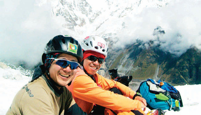 2009년 9월 네팔 히말라야 안나푸르나 히운출리 북벽 신루트 개척에 나섰다가 실종된 고 민준영 등반대장(오른쪽)과 박종성 대원. 직지원정대 제공