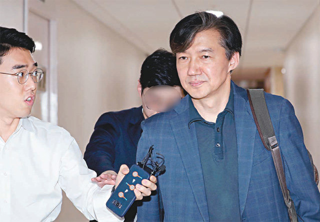 취재진 질문에 묵묵부답 조국 법무부 장관 후보자가 개각 발표 다음 날인 10일 서울 종로구 적선동에 마련된 인사청문회 준비사무실로 출근하고 있다. 뉴시스