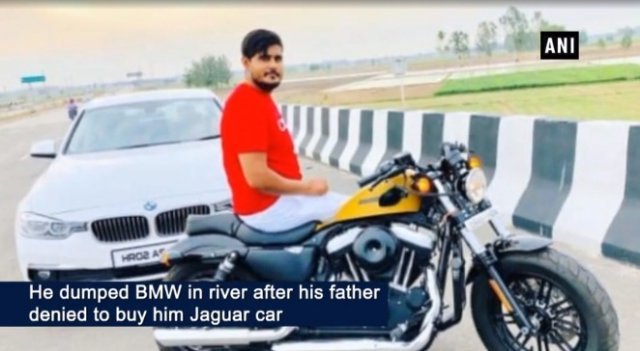 ‘BMW 3’를 강물에 밀어버린 인도 청년 - 유튜브 갈무리