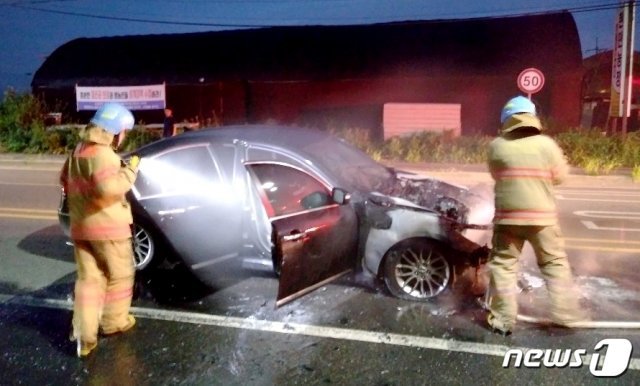 11일 오후 7시 45분쯤 인천시 계양구 동양동의 한 편도 2차선 도로에서 주행중이던 제네시스 차량에서 화재가 발생했다. 소방대원들이 화재를 진압하고 있다.(인천계양소방서제공)2019.8.12/뉴스1 © News1