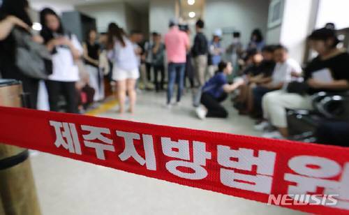 12일 오전 제주지법에서 전 남편을 살해한 뒤 시신을 훼손·유기한 혐의를 받는 고유정(36)의 첫 공판이 열리는 가운데 일반인 방청객들이 공판을 보기 위해 줄을 서 있다. 뉴시스