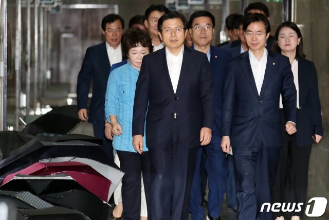 황교안 자유한국당 대표와 최고위원들이 12일 서울 여의도 국회에서 열린 최고위원회의에 참석하고 있다. 2019.8.12/뉴스1 © News1