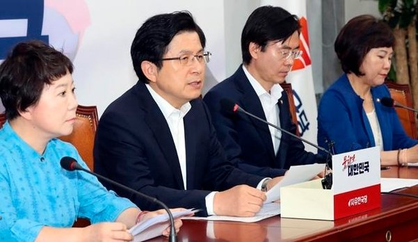 황교안 자유한국당 대표가 12일 서울 여의도 국회에서 열린 최고위원회의에서 발언을 하고 있다. 사진=뉴시스