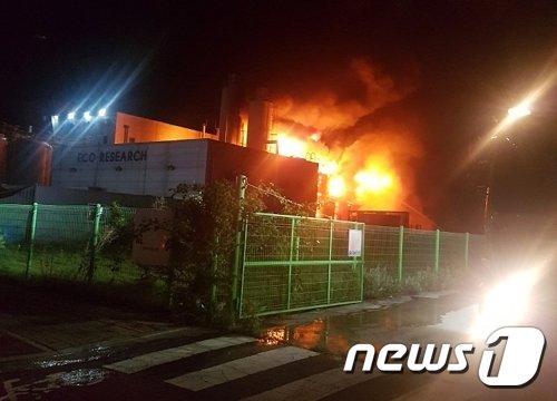 천안의 한 공장에서 12일 오전 화재가 발생하면서 화학물질이 누출됐다.(천안동남소방서 제공) /© 뉴스1
