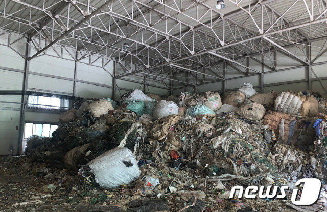 경북 청도군 금천면 옛 섬유공장 빈 공장에 폐합성수지 등 폐기물이 버려져 있다.(청도군제공)2019.8.12/뉴스1© 뉴스1