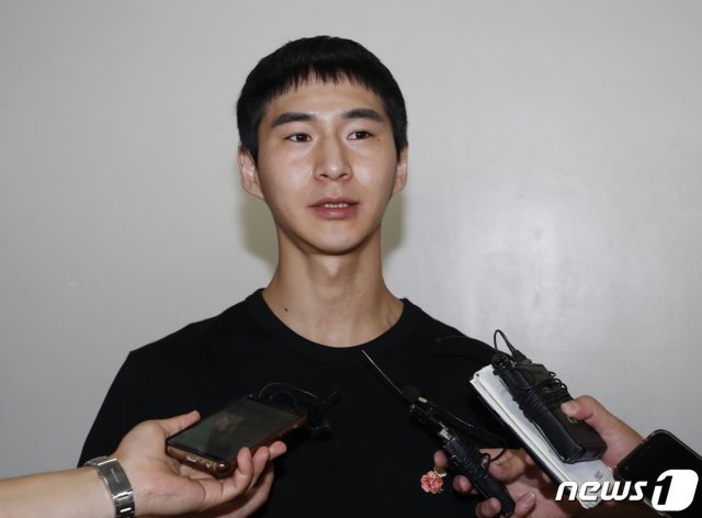 12일 오후 공판을 마치고 취재진 앞에 선 밴쯔. 사진=뉴스1