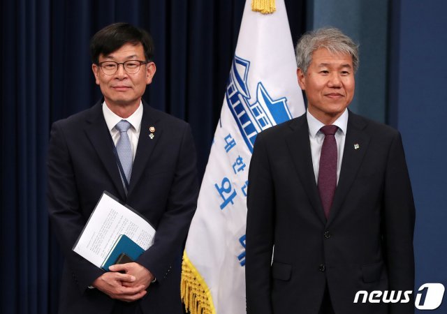 김상조 청와대 정책실장(왼쪽)과 김수현 전 청와대 정책실장. © News1