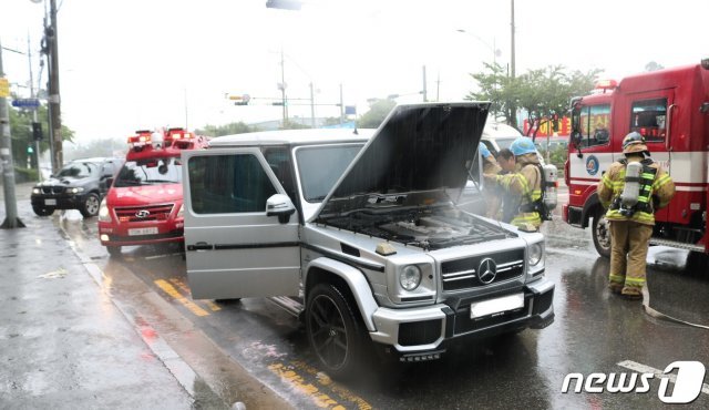 인천 벤츠 승용차 화재(공단소방서 제공)2019.8.12/뉴스1 © News1