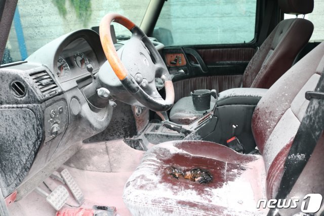 인천 벤츠 승용차 화재(공단소방서 제공)2019.8.12/뉴스1 © News1