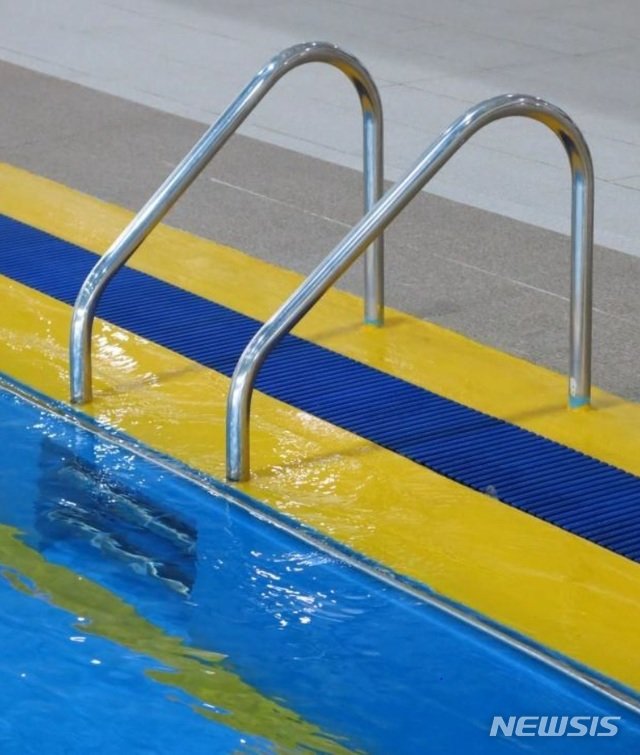 부산 해운대 그랜드호텔 수영장에 설치된 사다리. 사진=뉴시스(대구안전생활실천시민연합 제공)
