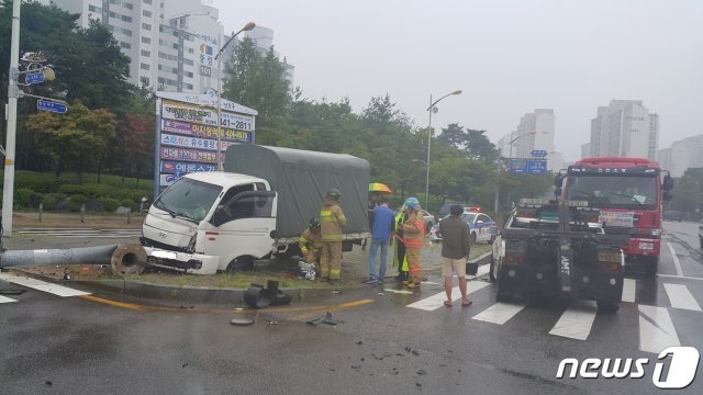 12일 오후 2시27분께 인천시 논현동 소래풍림아파트 13단지 아파트에서 소래풍림아파트 삼거리 방면으로 달리던 1톤 포터 트럭이 신호등을 들이 받아 신고를 받고 출동한 소방과 경찰이 현장에서 조치를 취하고 있다.(인천 공단소방서 제공)2019.8.12/뉴스1 © News1