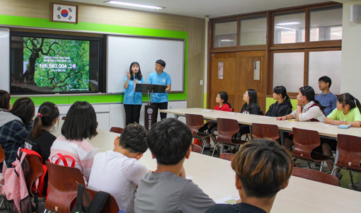 김해의 초등학교 학생들에게 환경교육을 진행하는 ASEZ 회원들. 사진제공｜하나님의교회 세계복음선교협회