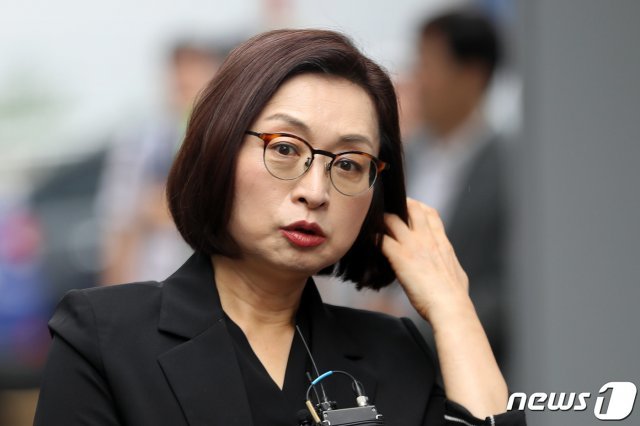 정치자금법 위반 혐의를 받고 있는 은수미 성남시장이 12일 오후 경기도 성남시 수정구 수원지방법원 성남지원에서 열리는 4차 공판에 출석하기 전 입장을 밝히고 있다. 2019.8.12/뉴스1 © News1