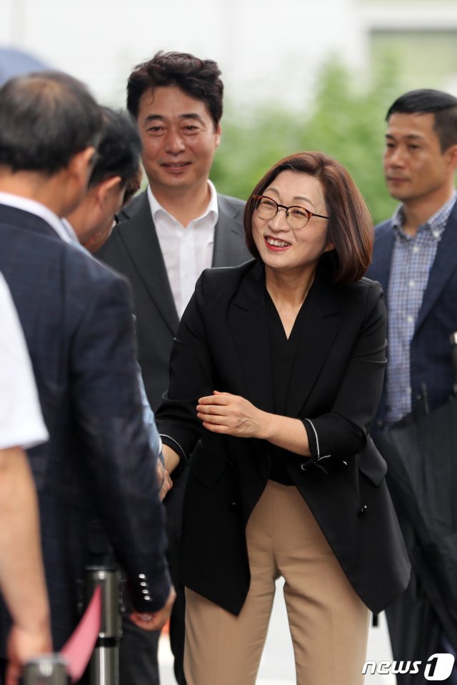 정치자금법 위반 혐의를 받고 있는 은수미 성남시장이 12일 오후 경기도 성남시 수정구 수원지방법원 성남지원에서 열리는 4차 공판에 출석하던 중 지지자들과 인사를 나누고 있다. 2019.8.12/뉴스1 © News1