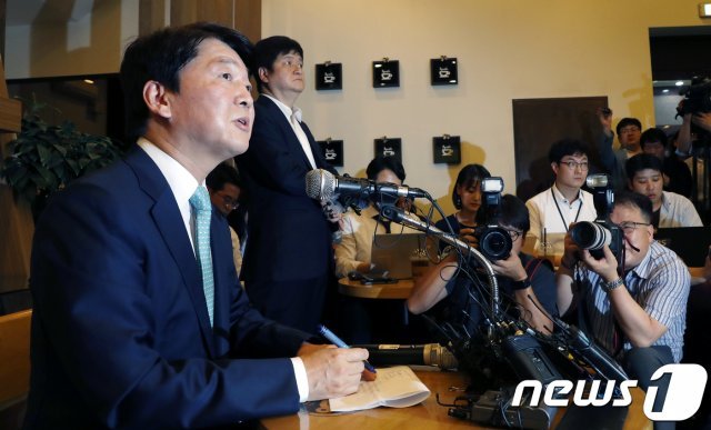 안철수 바른미래당 전 대표가 지난해 7월12일 오후 서울 여의도의 한 카페에서 기자간담회를 열고 정치 휴지기 돌입 입장을 밝히고 있다. 2018.7.12/뉴스1 © News1
