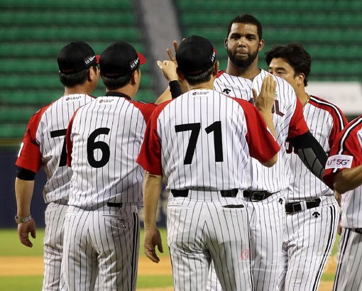 LG는 최근 주축 타자 박용택과 클린업트리오 채은성이 부상을 당했지만 새 외국인 타자 카를로스 페게로(오른쪽 두 번째), 트레이드로 영입된 투수 송은범이 활약하며 4위를 지키고 있다. 스포츠동아DB