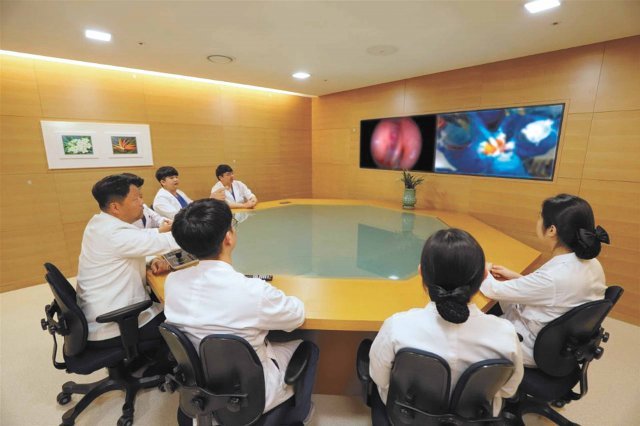 대전 유성선병원 의료진이 유리천장으로 된 참관실에서 수술 상황을 지켜보고 있다. 환자의 보호자도 참관인으로 들어갈 수 있다. 유성선병원 제공