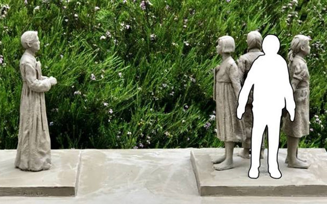 일본군 위안부 피해자 기림비 동상 모형. 피해자를 의미하는 소녀 3명을 위안부 피해자 고 김학순 할머니(왼쪽)가 바라보는 형상이다. 오른쪽 흰색 사람 모양은 사람들이 다가가 공감할 수 있는 공간이다. 서울시 제공