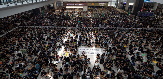 홍콩공항 메운 시위대… 전광판 항공편은 취소 취소 취소 12일 홍콩국제공항에 모인 시위대가 ‘오늘 
거리로 나온 이들은 용감하다’ ‘모든 구금자들을 석방하라’는 플래카드를 앞세워 송환법 반대 시위를 벌이고 있다. 홍콩=AP 뉴시스