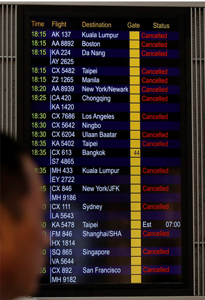홍콩공항 메운 시위대… 전광판 항공편은 취소 취소 취소 공항
 측이 체크인을 마친 출국 항공편과 이미 홍콩으로 들어오는 항공편 외에 이날 예정된 모든 항공 운항을 중단한다고 발표한 뒤 출입국
 전광판은 항공편 취소(cancelled) 표시로 바뀌었다. 홍콩=AP 뉴시스