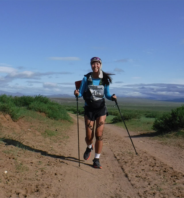 강윤영
 씨가 2019 고비사막 마라톤에서 즐겁게 달리고 있다. 이 대회는 6박 7일간 250km를 달리는 세계 4대 극지마라톤(사하라,
 고비, 아타카마, 남극) 중 하나다. 강 씨는 4대 극지마라톤을 완주하는 그랜드슬램에 도전하겠다고 밝혔다. 강윤영 씨 제공
