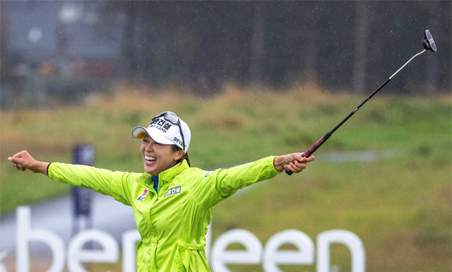 허미정이
 12일 영국 스코틀랜드 노스버릭에서 열린 LPGA 스코틀랜드오픈 4라운드 18번홀(파4)에서 버디를 기록한 뒤 우승의 기쁨을 
만끽하고 있다. 노스버릭=AP 뉴시스
