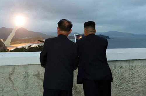 10일 태블릿PC를 이용해 함흥 일대에서 동해상으로 쏜 신형 단거리탄도미사일 발사 현장을 지켜보고 있는 북한 김정은 국무위원장(오른쪽). 사진 출처 노동신문