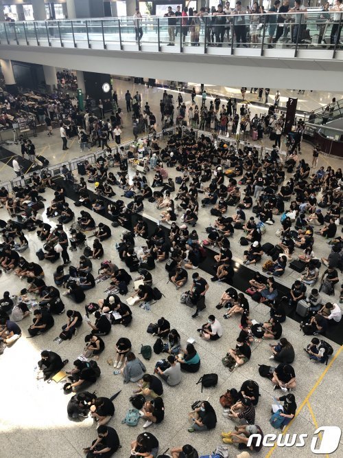 12일 홍콩국제공항이 송환법에 반대하는 시위대에 점거돼 출·입국이 마비됐다. (독자제공) 2019.8.12/뉴스1 © News1