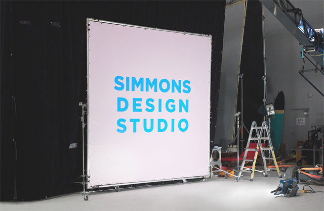 시몬스의 광고와 브랜딩 작업은 ‘시몬스 디자인 스튜디오’에서 이뤄진다. 시몬스 디자인 스튜디오의 가장 큰 특징은 프로젝트별로 사내 인력이 업계 최고 전문가들과 팀을 꾸린다는 점이다. 시몬스 제공