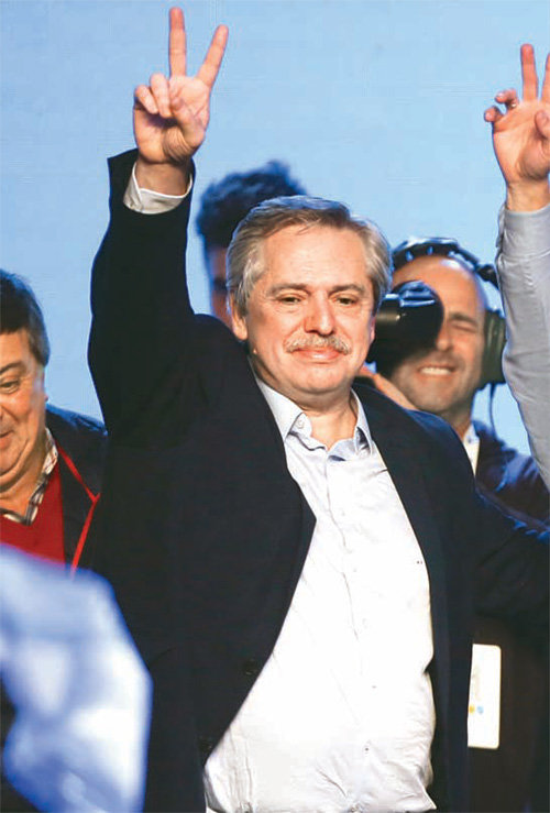 11일 아르헨티나 대선 예비선거에서 1위를 차지한 알베르토 페르난데스 정의당 후보가 지지자들에게 승리의 ‘V표시’를 만들어 보이고 있다. 부에노스아이레스=AP 뉴시스