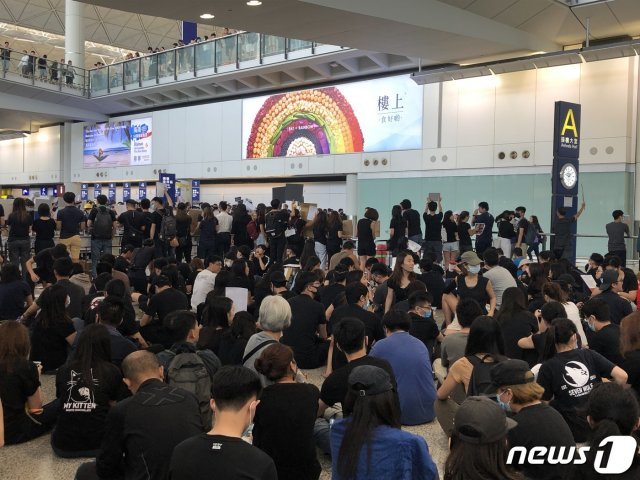 12일 홍콩국제공항이 범죄인 인도 법안(송환법)에 반대하는 홍콩시위대에 점거되어 승객들의 출·입국이 마비가 되고 있다. 홍콩 항공당국이 발표한 ‘노탐(Not ice To Airmen)’에 따르면 우리시간으로 이날 오후 5시 30분부터 13일 오전 9시까지 홍콩국제공항을 폐쇄할 예정이다. (독자제공) 2019.8.12/뉴스1 © News1