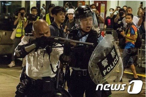 지난달 30일 한 홍콩 경찰이 시위대에 샷건을 겨누고 있다 © AFP=뉴스1