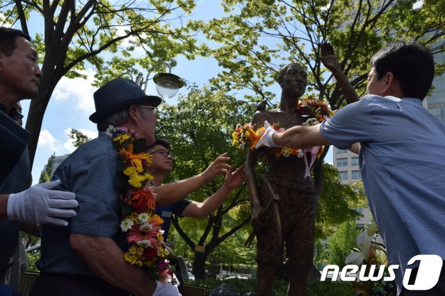 대전강제징용노동자상을 바라보고 있는 강제징용 피해자 김한수씨. © 뉴스1