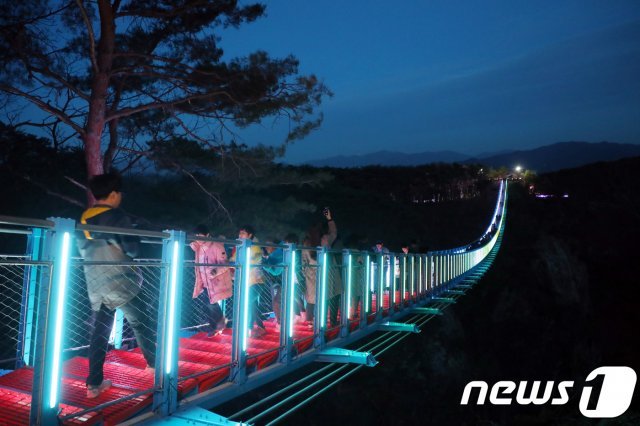 강원 원주시 소금산 출렁다리의 야간풍경. © News1