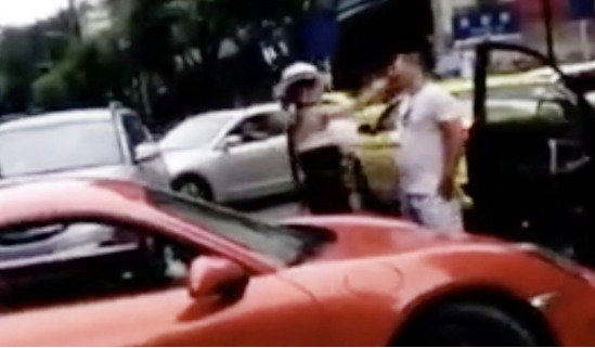 포르쉐 운전자가 체리 차량 운전자의 뺨을 때리고 있다 - 웨이보 갈무리