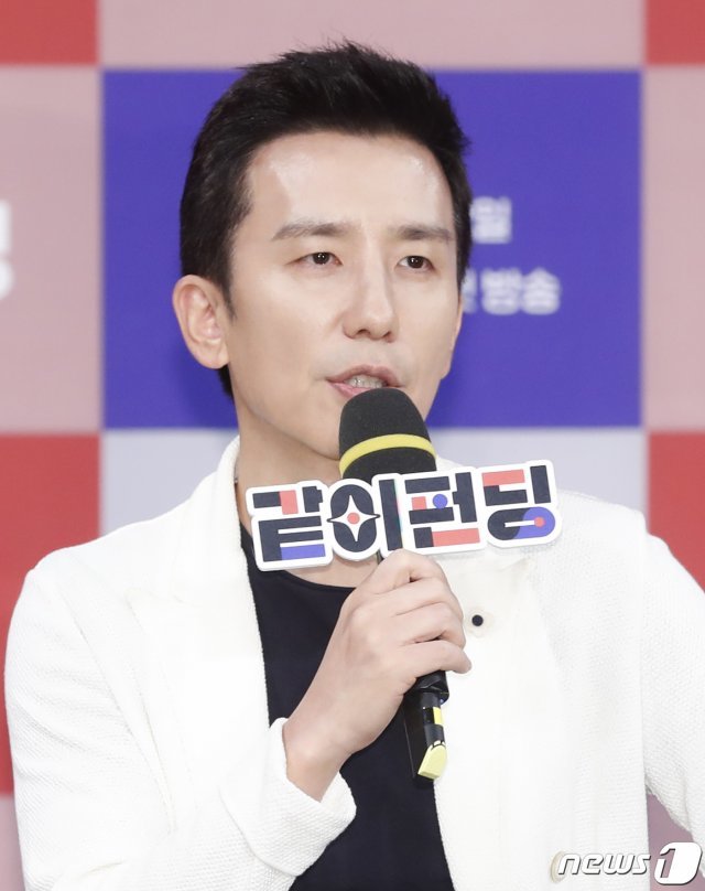 가수 유희열이 14일 오후 서울 마포구 상암동 MBC에서 열린 MBC 새 예능 프로그램 ‘같이 펀딩’ 제작발표회에 참석해 인사말을 하고 있다. ‘같이 펀딩’(연출 김태호 현정완)은 시청자들의 참여로 완성되는 국내 최초 펀딩 예능. 혼자서는 실현하기 어려운 다양한 분야의 ‘가치’있는 아이디어를 방송을 통해 시청자들이 확인하고, 크라우드 펀딩을 통해 ‘같이’ 실현해보는 프로그램이다. 2019.8.14/뉴스1 © News1