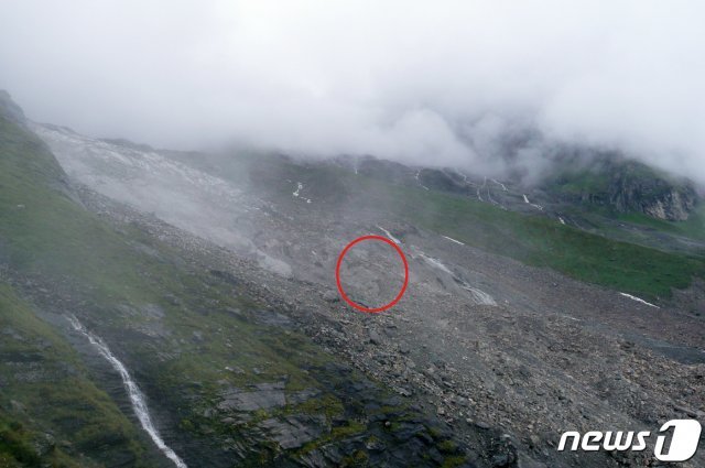 히운출리 북벽에 빙하가 녹으면서 눈사태로 흘러내린 암석들이 즐비하다. 빨간색원은 직지원정대 고(故) 민준영(당시 36세)·박종성 대원(당시 42세)두 대원의 시신이 10년만에 발견된 지점.(현지가이드 제공)