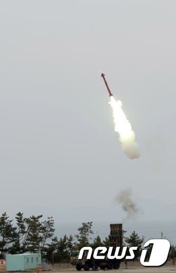 3일 충남 태안 안흥시험장에서 ‘철매-II’ 개량형 지대공유도무기가 시험발사 되고 있다. (국방부 제공)