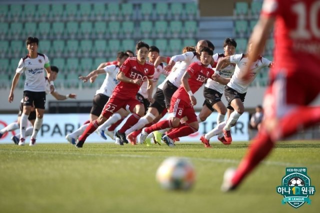 K리그2 선두 싸움을 펼치고 있는 광주FC와 부산아이파크가 맞대결을 펼친다. (한국프로축구연맹 제공)