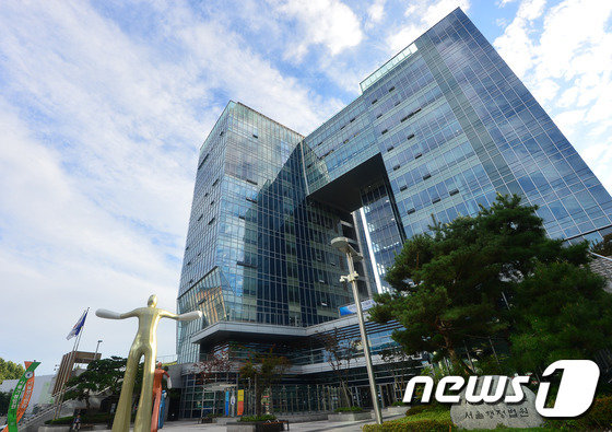16일 오후 서울 서초구 서울행정법원·서울가정법원 건물 뒤로 가을 하늘이 펼쳐져 있다. © News1